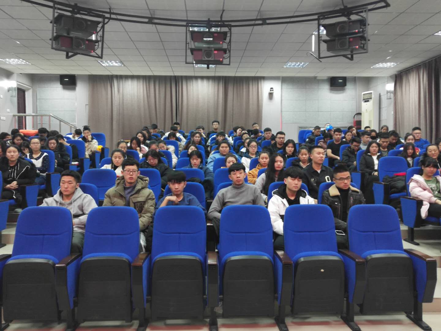 旅游商务学院召开诚信考试暨假期安全教育大会 旅游商务学院召开诚信考试暨假期安全教育大会