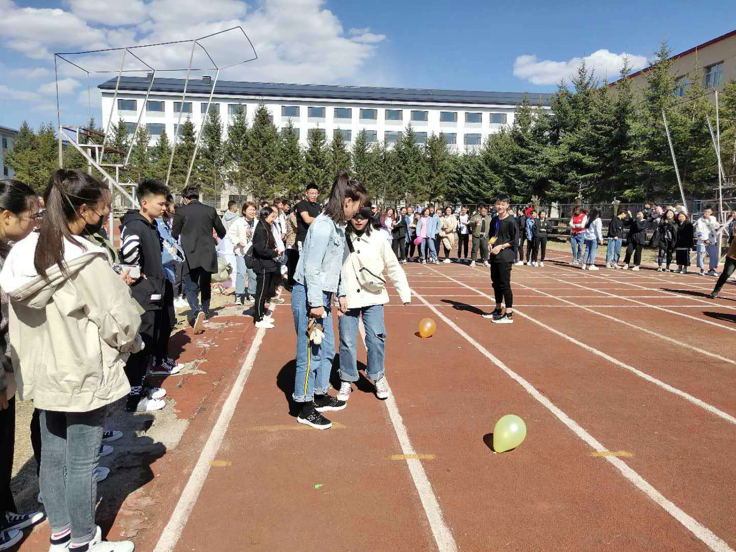 伊春职业学院开展“娱乐身心,激扬青春”趣味运动会活动 伊春职业学院开展“娱乐身心,激扬青春”趣味运动会活动