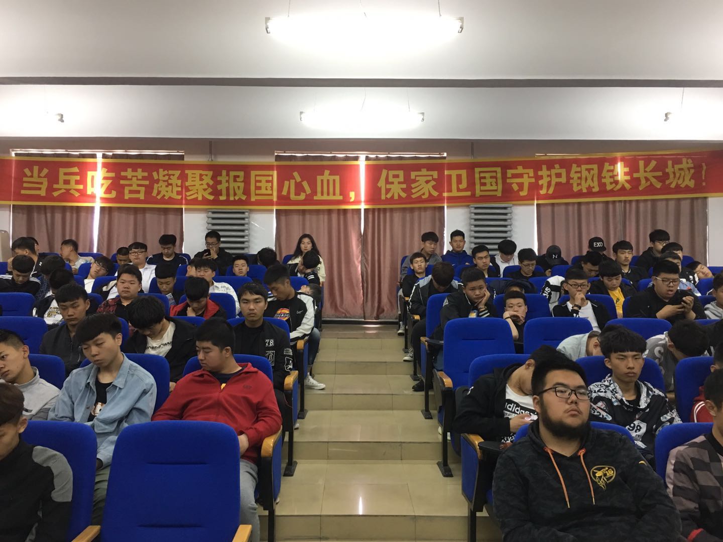 我校举行2019年大学生征兵工作启动仪式暨军官进校园宣讲征兵政策活动 我校举行2019年大学生征兵工作启动仪式暨军官进校园宣讲征兵政策活动