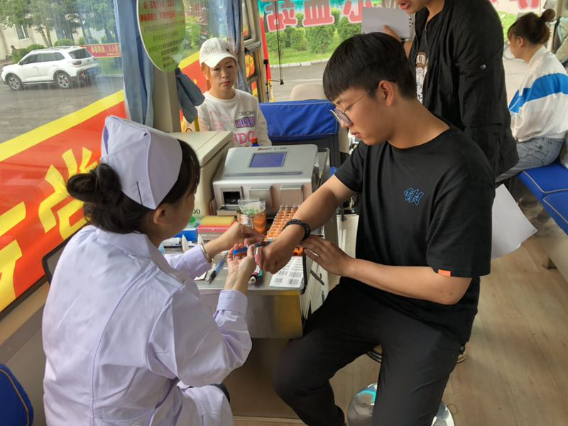 爱心凝聚力量_奉献铸就青春