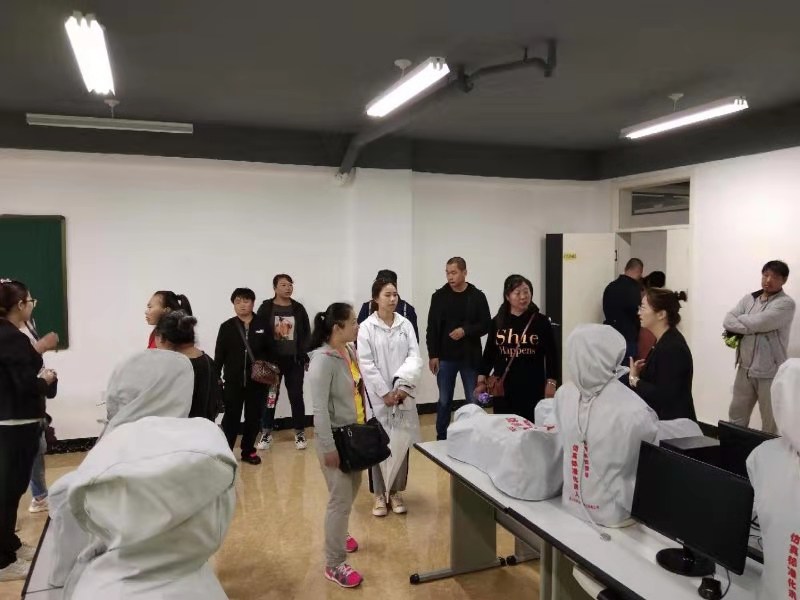医学技术学院组织新生家长参观医学实训大楼 医学技术学院组织新生家长参观医学实训大楼
