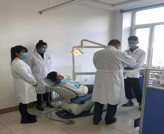 课间见习中的口腔班学生 课间见习中的口腔班学生