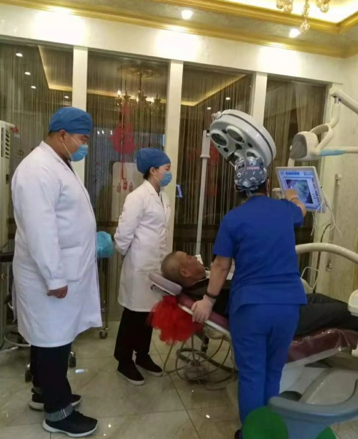 课间见习中的口腔班学生 课间见习中的口腔班学生