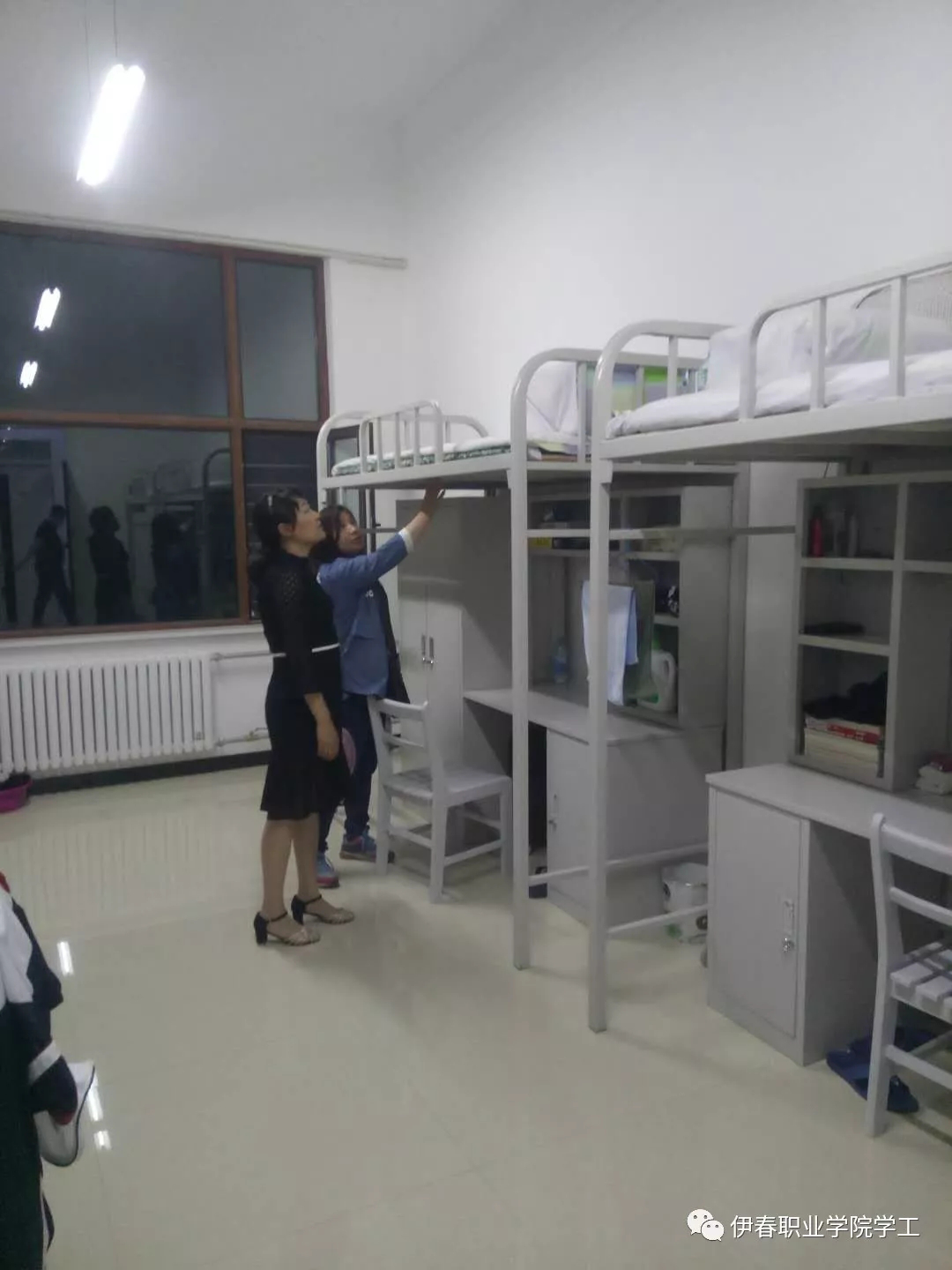 莺迁乔木_燕入高楼_同心协力_众志成城-_我校顺利完成第四学生公寓调整搬迁任务 莺迁乔木_燕入高楼_同心协力_众志成城-_我校顺利完成第四学生公寓调整搬迁任务