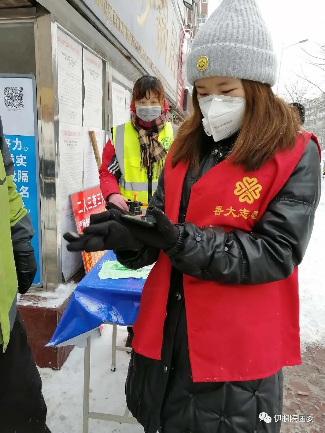 职院学子用实际行动践行“雷锋”精神 职院学子用实际行动践行“雷锋”精神