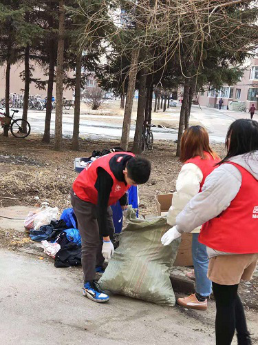 伊春职业学院医学技术学院师生开展学雷锋活动 伊春职业学院医学技术学院师生开展学雷锋活动