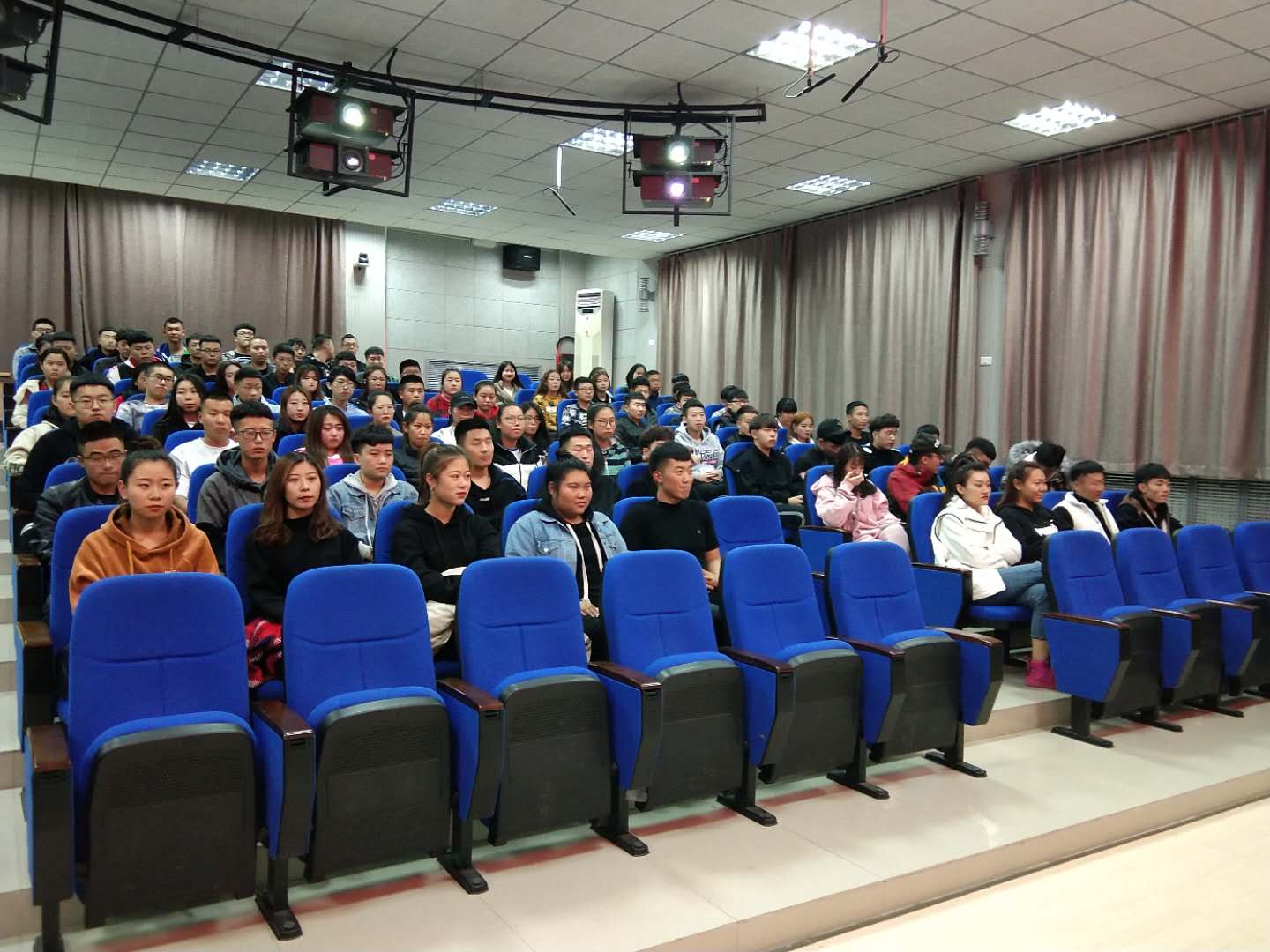 金丽婷教授为本院全体学生做专业教育讲座 金丽婷教授为本院全体学生做专业教育讲座