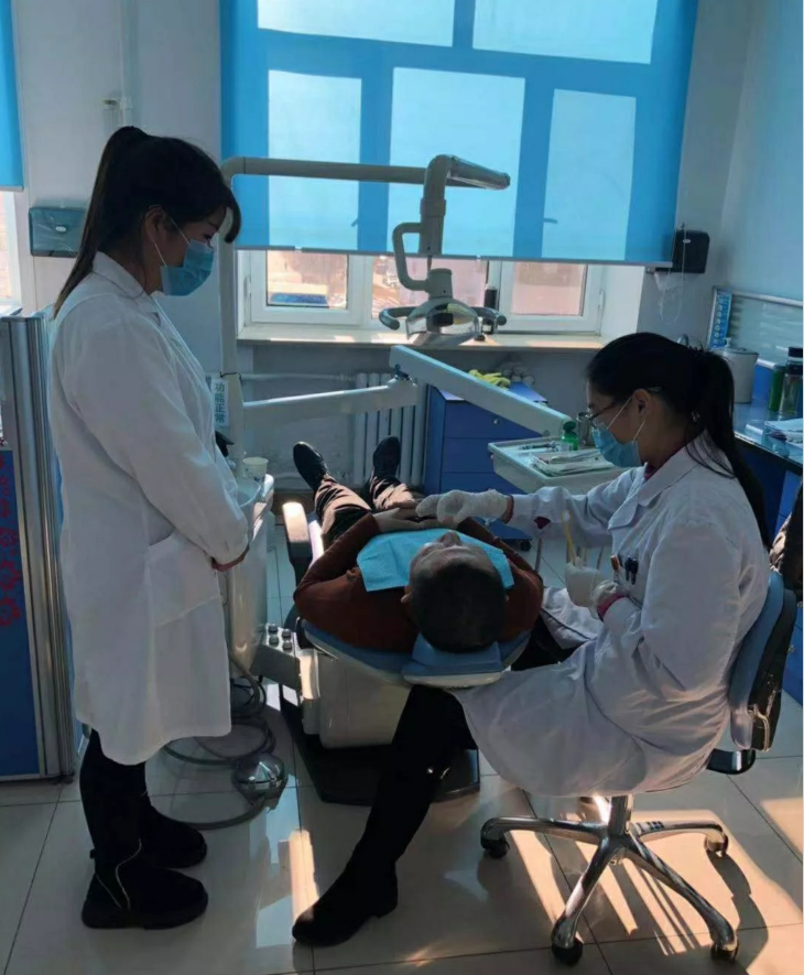 课间见习中的口腔班学生 课间见习中的口腔班学生