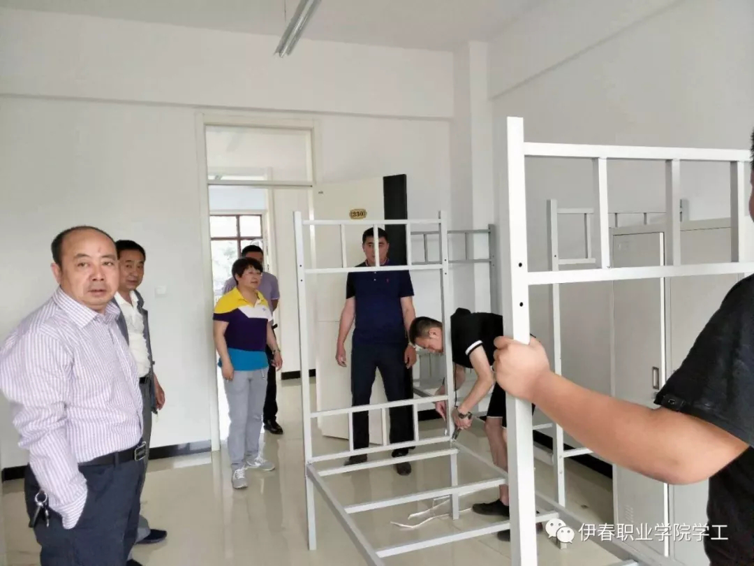 莺迁乔木_燕入高楼_同心协力_众志成城-_我校顺利完成第四学生公寓调整搬迁任务 莺迁乔木_燕入高楼_同心协力_众志成城-_我校顺利完成第四学生公寓调整搬迁任务