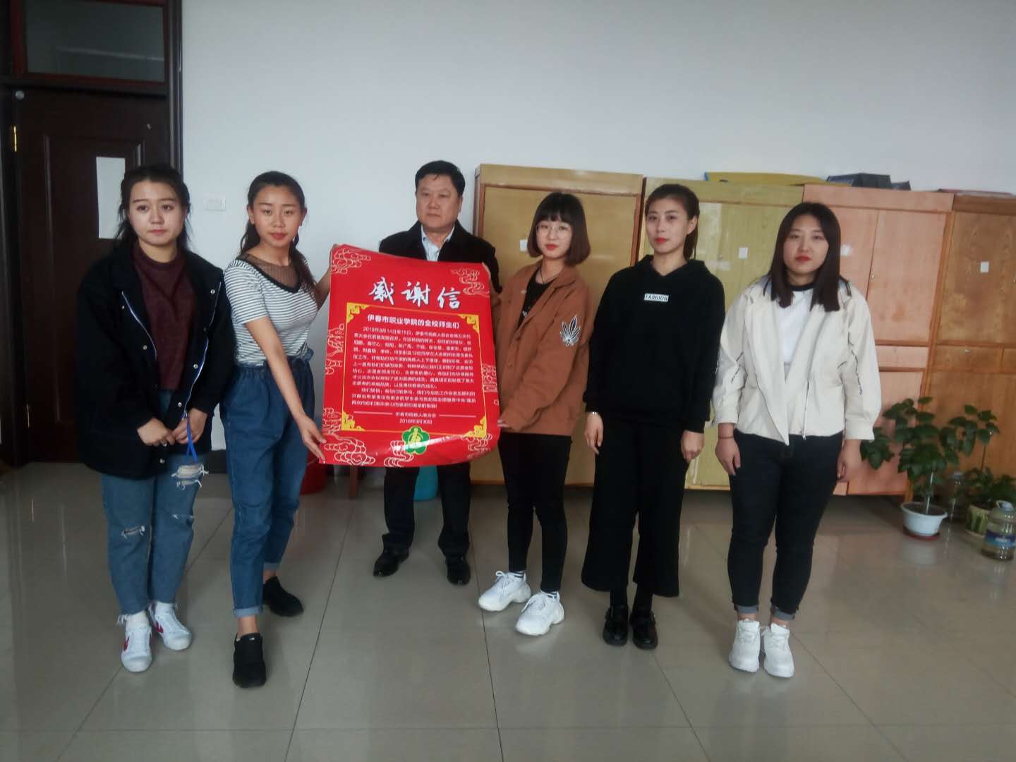 旅游商务学院高铁专业学生为我市残联大会提供志愿服务 旅游商务学院高铁专业学生为我市残联大会提供志愿服务