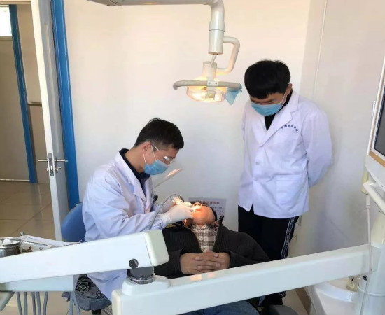 课间见习中的口腔班学生 课间见习中的口腔班学生
