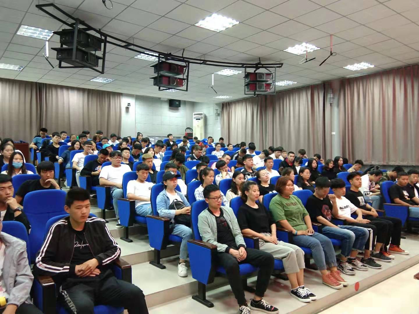 旅游商务学院召开2020届毕业生实习动员大会 旅游商务学院召开2020届毕业生实习动员大会