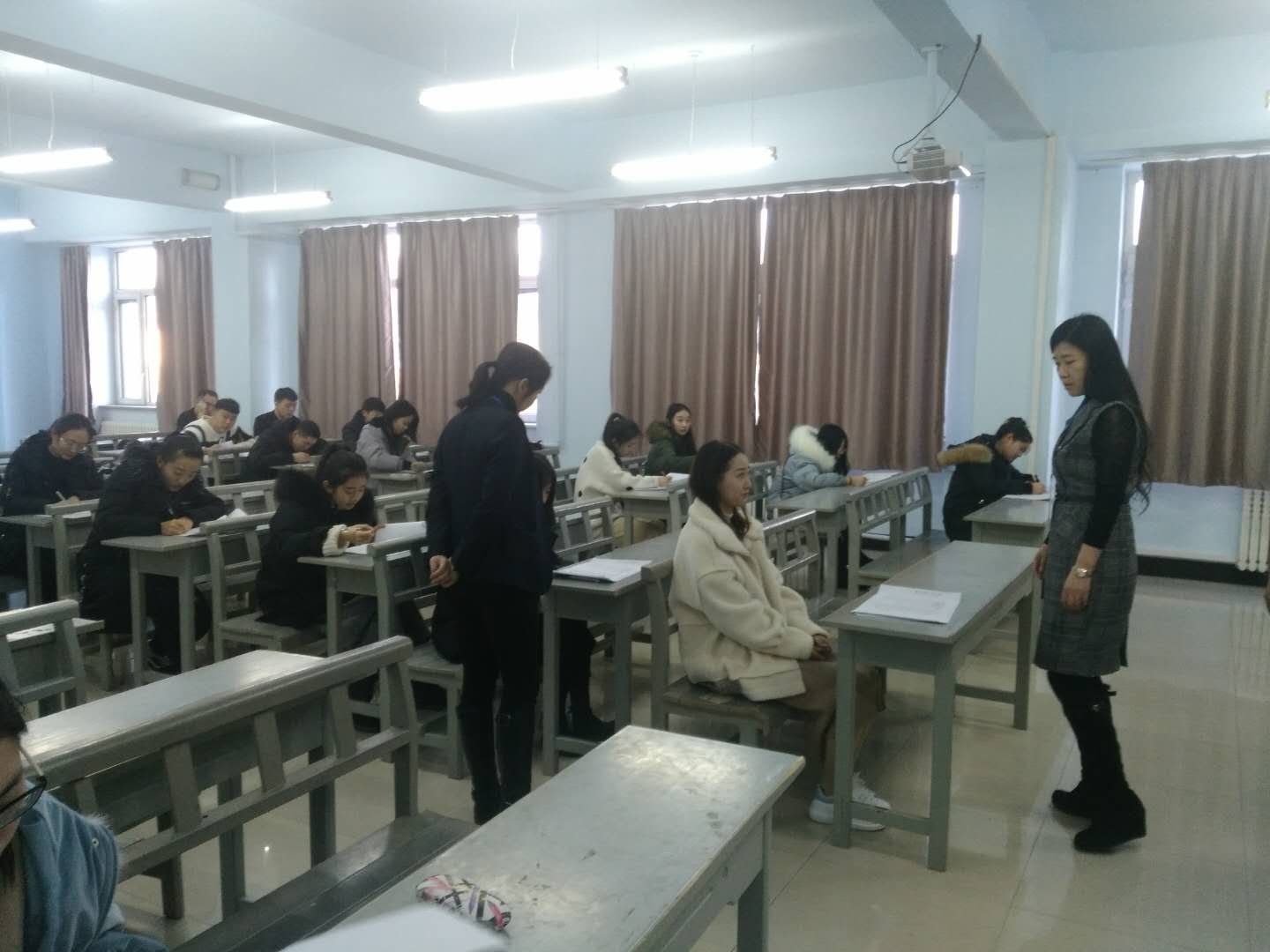 学院圆满完成期末考试工作 学院圆满完成期末考试工作