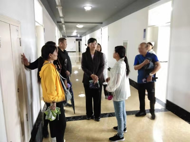 医学技术学院组织新生家长参观医学实训大楼 医学技术学院组织新生家长参观医学实训大楼