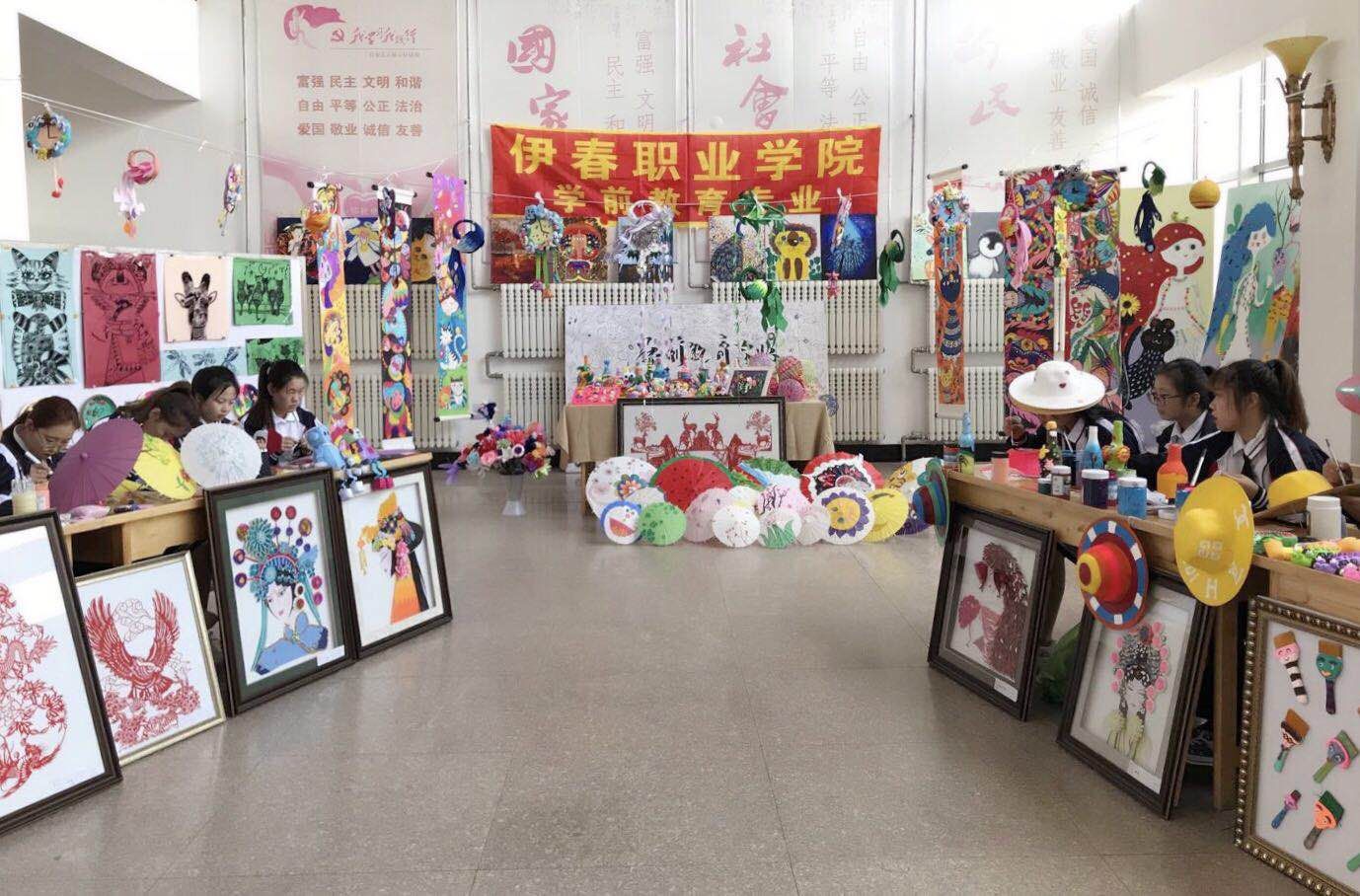 师范学院学前教育专业职业教育周活动之一幼儿园美术手工作品展圆满结束 师范学院学前教育专业职业教育周活动之一幼儿园美术手工作品展圆满结束