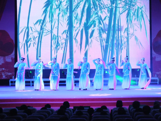 伊春职业学院举行2018年开学典礼暨庆国庆迎新生文艺演出 伊春职业学院举行2018年开学典礼暨庆国庆迎新生文艺演出