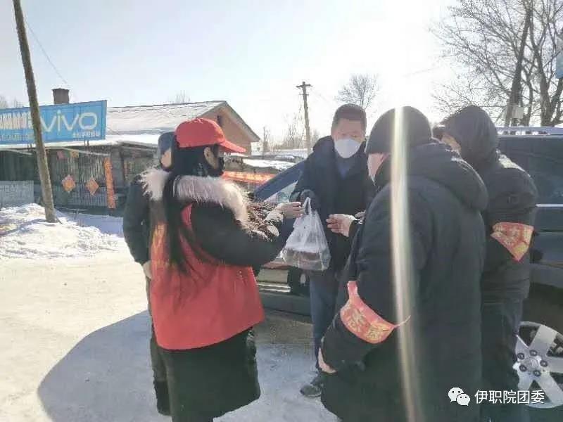 职院学子用实际行动践行“雷锋”精神 职院学子用实际行动践行“雷锋”精神